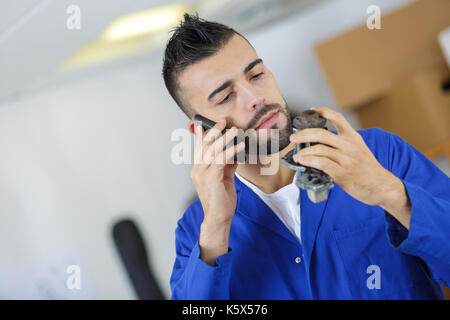 It-Techniker spricht am Telefon Stockfoto