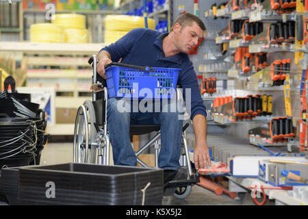 Behinderte Menschen in einem Hardware-store Stockfoto