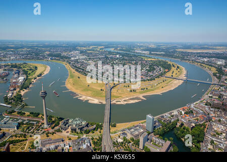 Rheinbogen bei Oberkassel, Niederkassel, Fernsehturm Rheinkniebrücke, Düsseldorf, Rheinland, Nordrhein-Westfalen, Deutschland, Düsseldorf, Europa, LUF Stockfoto