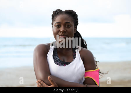 Portrait von sportlich attraktives afrikanische Frau Übungen am Strand im Freien Stockfoto