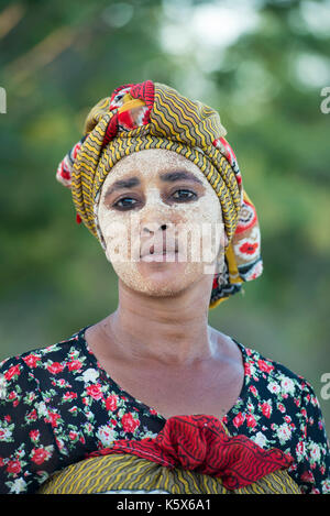 Frau Sakalava stil Gesicht Farbe, Mahajanga, Madagaskar Stockfoto