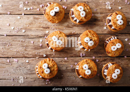 Zahnriemen Monster von Cookies close-up auf einem Tisch für Halloween. nach oben Blick von oben horizontal Stockfoto