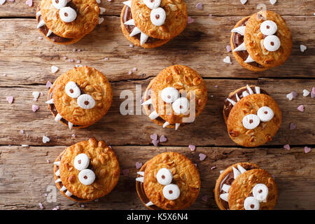 Halloween Hintergrund: Cookies Monster close-up auf dem Tisch. nach oben Blick von oben horizontal Stockfoto