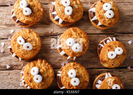 Halloween Dessert: lustige Monster aus Cookies close-up auf einem Tisch. nach oben Blick von oben horizontal Stockfoto