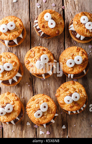 Halloween Hintergrund: Cookies Monster close-up auf dem Tisch. nach oben Blick von oben vertikal Stockfoto