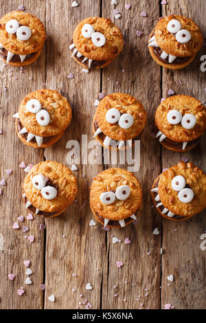 Halloween Dessert: lustige Monster aus Cookies close-up auf einem Tisch. nach oben Blick von oben vertikal Stockfoto