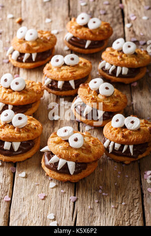 Erdnüsse Schokolade cookies Monster close-up auf einem Tisch für Halloween. Vertikale Stockfoto