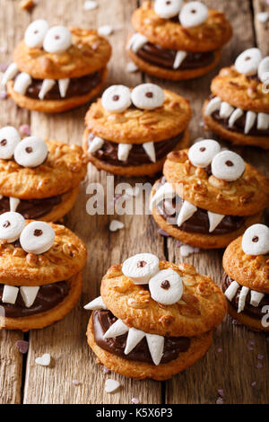 Halloween Hintergrund: Cookies Monster close-up auf dem Tisch. Vertikale Stockfoto