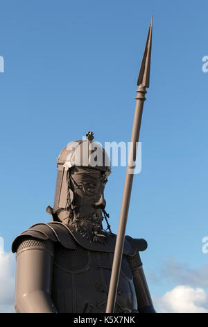 Die riesige, große Wikinger-Kriegerstatue aus Metall, die sentinel über der Strandpromenade von Largs, Schottland, Großbritannien, darstellt Stockfoto