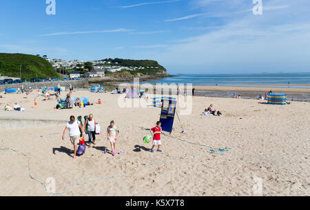 Eine Familie, die vom Strand bei Benllech, Anglesey, Nordwales, United Kingdon, Großbritannien Stockfoto