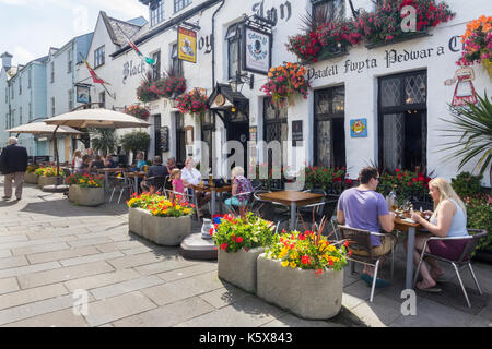 Die Menschen Essen und Trinken ar The Black Boy Inn, Palace Street, Caernarfon, Gwynedd, Wales, Vereinigtes Königreich, Großbritannien Stockfoto