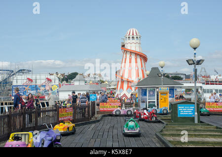 Clacton Essex Vereinigtes Königreich-25 August 2017: urlaub Clacton Pier mit Helter Skelter Stockfoto