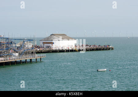 Clacton Essex Vereinigtes Königreich-25 August 2017: große Menschenmenge auf Clacton Pier für Airshow Stockfoto