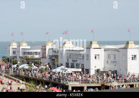 Clacton Essex Vereinigtes Königreich-25 August 2017: große Masse an der Vorderseite der Clacton Pier für Airshow Stockfoto