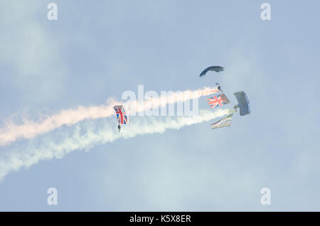 Clacton Essex Vereinigtes Königreich-25 August 2017: Britische Armee Fallschirmspringer absteigend über t Clacton kostenlose Airshow Stockfoto