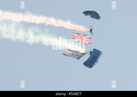 Clacton Essex Vereinigtes Königreich-25 August 2017: Britische Armee Fallschirmspringer über Clacton kostenlose Airshow Stockfoto