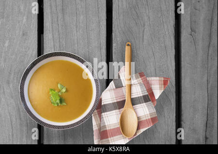 Hausgemachte Suppe Vegan Karotte und Koriander Stockfoto