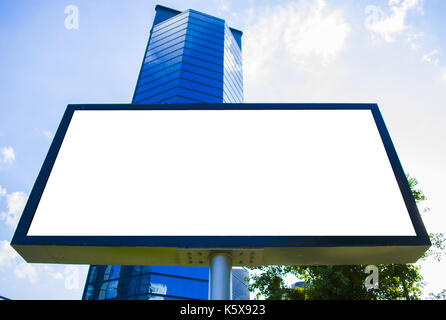 Leere Hinweistafel auf der Stadt Hintergrund, Mock up