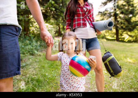 Schöne junge Familie mit Tochter camping im Wald. Stockfoto