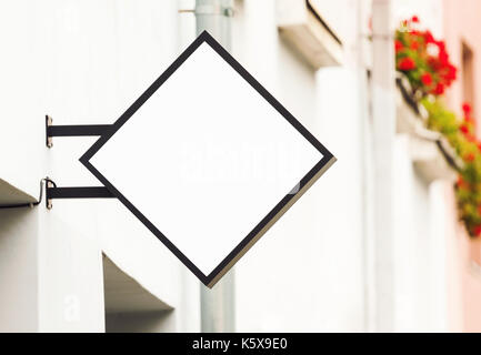 Weiße leere outdoor Business signage Mockup zu Firmenlogo hinzufügen Stockfoto