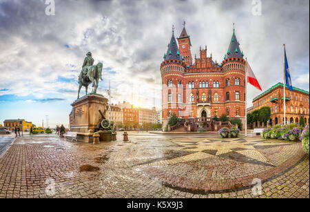 Blick auf das Rathaus von Helsingborg Stortorget im regnerischen Abend in Helsingborg, Schweden Stockfoto