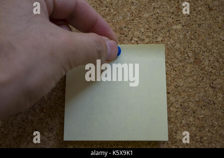 Gelben Post-It mit Reißnadel Stockfoto