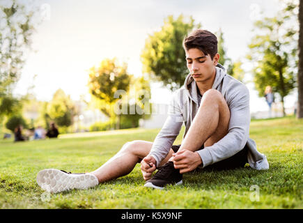 Läufer in der Stadt Ruhe im Park Schnürsenkel binden. Stockfoto