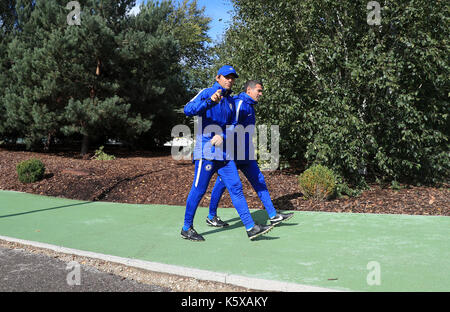 Chelsea manager Antonio Conte (links) und Assistant Coach Angelo Alessio (rechts) während des Trainings an der CFC-Training Ground, Cobham. Stockfoto