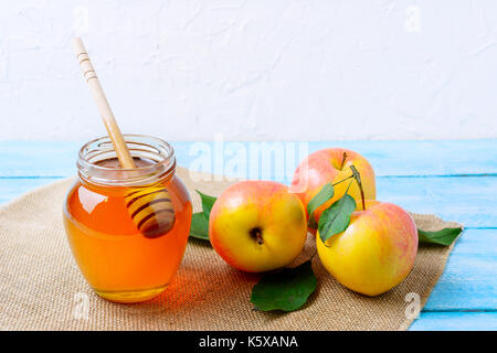 Heallthy essen Konzept mit Glas Honig jar und frische reife Äpfel. Jewesh neues Jahr Symbole. Rosch Haschanah Konzept. Stockfoto