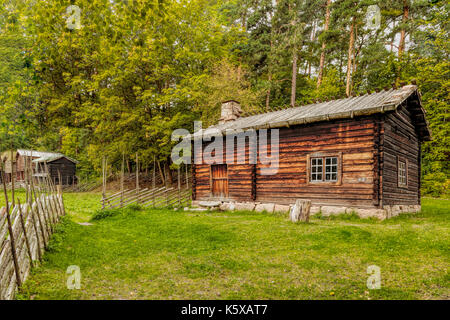Holz- Bauernhof in landschaftlich reizvoller Umgebung in der Norwegischen Folk Museum/Norsk folkemuseum, Oslo, Bygdøy, Norwegen. Stockfoto