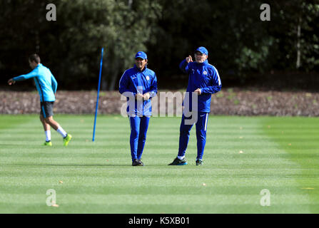 Chelsea manager Antonio Conte (links) und erste Mannschaft Trainer Paolo Bertelli (rechts) während des Trainings an der CFC-Training Ground, Cobham. Stockfoto