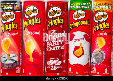 Wannen von Pringles original mit verschiedenen Verpackungen und Angebote Stockfoto