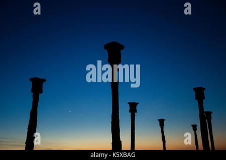 Die Säulen dock stehen mit Blick auf den Sonnenuntergang am Strand von Tedys Kupang, Indonesien Stockfoto