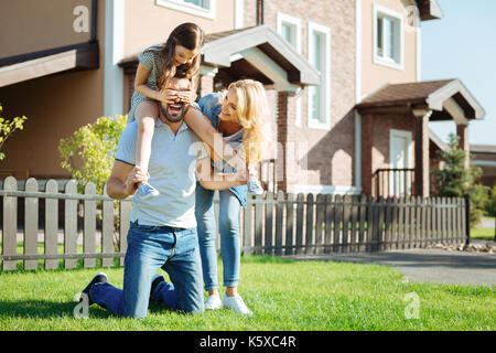 Gerne Vater mit Tochter auf seinen Schultern Stockfoto