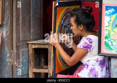 Frau Malerei Thangka in Bhaktapur, Nepal Stockfoto