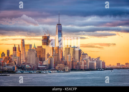 New York City Financial District auf dem Hudson River in der Morgendämmerung. Stockfoto