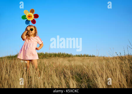 Kleines Mädchen in rosa Kleid im Sommer. Stockfoto