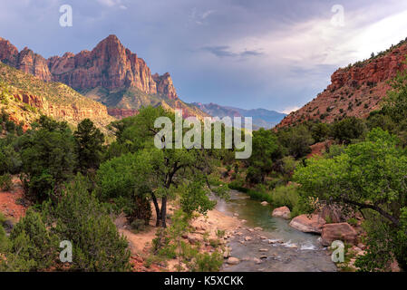 Sonnenuntergang am Wächter Berg Zion National Park und dem Virgin River, Utah. Stockfoto