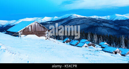 Verschneite Hütte im Winter Berge Stockfoto