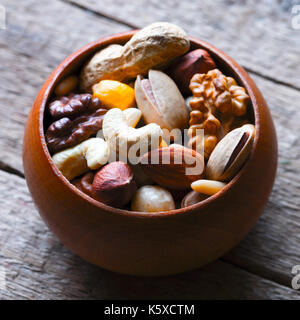 Gemischte Nüsse in Houten Stockfoto