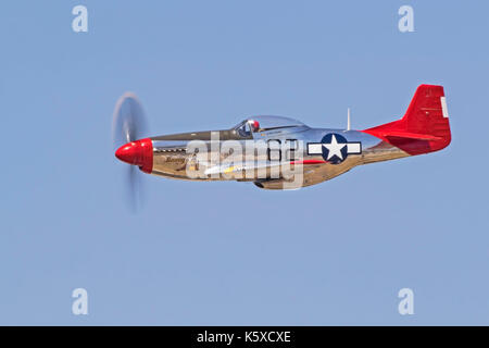 Flugzeug WWII P-51 Mustang Red Tail Flugzeuge Stockfoto