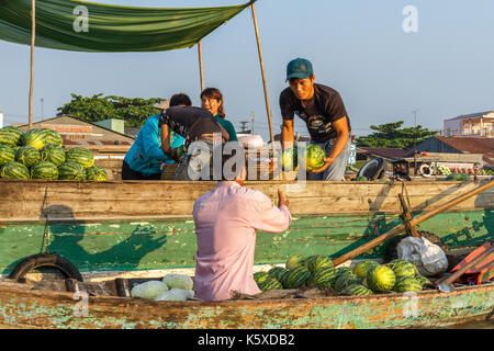 CAN THO, VIETNAM - 3/24/2016: Ein Händler verkauft Wassermelone zu einem Re-seller bei Cai Rang Floating Market auf dem Mekong Fluss. Stockfoto