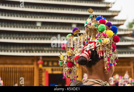 Ein Blick auf die Mädchen zurück, der Dong ethnische Minderheit in traditioneller Kleidung vor der Drum Tower während des Festivals, Dong Dorfes, Guangxi, China Stockfoto