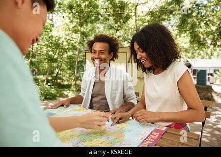 Afro paar saßen am Tisch im Freien mit Freund Stockfoto