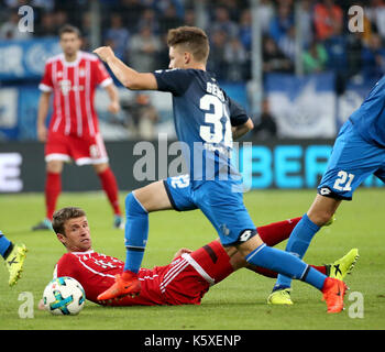 10.09.2017, Wirsol Rhein-Neckar-Arena, Sinsheim, GER, 1.FBL, TSG 1899 Hoffenheim vs FC Bayern München im Bild Thomas Müller (München), Dennis Geiger (Hoffenheim) Foto: Cronos/Hasan Battic Stockfoto