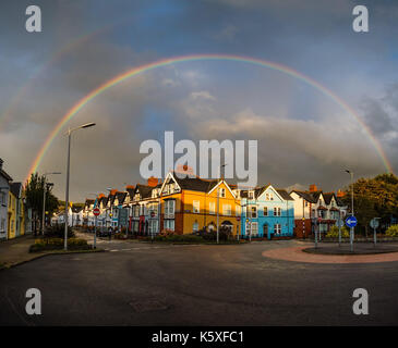 Aberystwyth Wales UK, Sonntag, den 10. September 2017 UK Wetter: Als der starke wnds weiterhin, ein Regenbogen erscheint kurz im te Himmel über aberystwyth an der Küste der Cardigan Bay in West Wales. Gelb A Met Office ''Warnung für die südwestlichen Regionen des Vereinigten Königreichs ausgestellt wurde, mit Böen von bis zu 60 mph während der Montag Morgen erwartet. Photo Credit: Keith Morris/Alamy leben Nachrichten Stockfoto