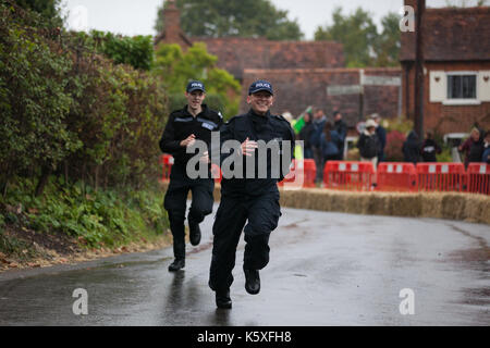 Cookham Dean, UK. 10 Sep, 2017. Zwei Polizisten laufen, nachdem die custom-go-kart namens Polizei Auto im Cookham Dean Schwerkraft Grand Prix zugunsten der Thames Valley und Chiltern Air Ambulance gebaut. Credit: Mark Kerrison/Alamy leben Nachrichten Stockfoto