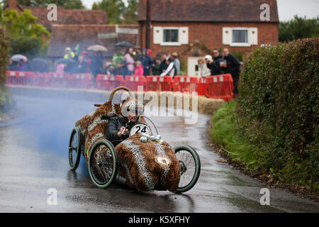 Cookham Dean, UK. 10 Sep, 2017. Ein custom-built Go-Kart namens Theresa's Mai Leopardenmuster Schuh konkurriert im Cookham Dean Schwerkraft Grand Prix zugunsten der Thames Valley und Chiltern Air Ambulance. Credit: Mark Kerrison/Alamy leben Nachrichten Stockfoto