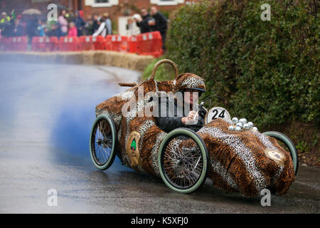 Cookham Dean, UK. 10 Sep, 2017. Ein custom-built Go-Kart namens Theresa's Mai Leopardenmuster Schuh konkurriert im Cookham Dean Schwerkraft Grand Prix zugunsten der Thames Valley und Chiltern Air Ambulance. Credit: Mark Kerrison/Alamy leben Nachrichten Stockfoto