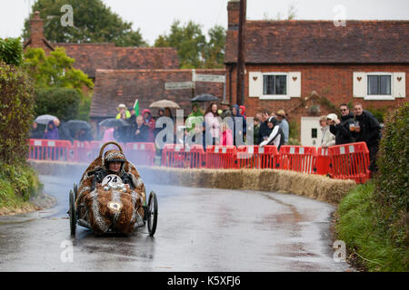 Cookham Dean, UK. 10 Sep, 2017. Ein custom-built Go-Kart namens Theresa's Mai Leopardenmuster Schuh konkurriert im Cookham Dean Schwerkraft Grand Prix zugunsten der Thames Valley und Chiltern Air Ambulance. Credit: Mark Kerrison/Alamy leben Nachrichten Stockfoto